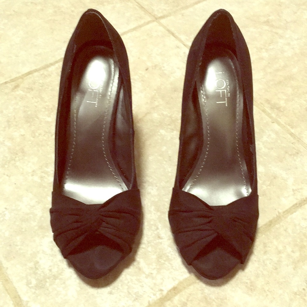 Suede peep toe pumps